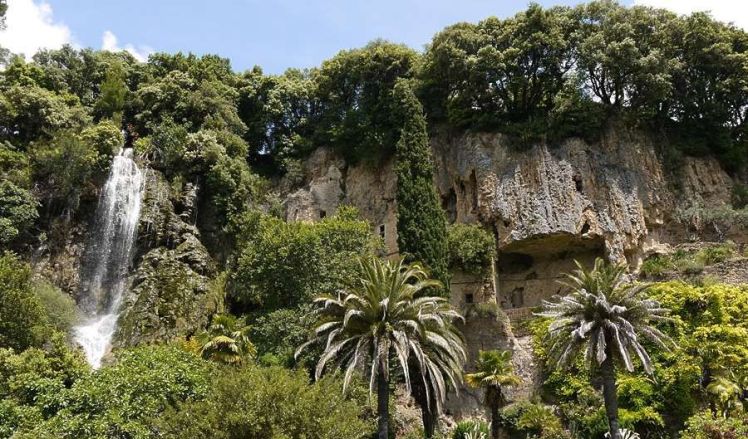 Villecroze - Cave exterior1