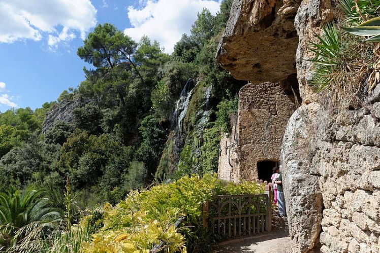 Villecroze - Cave exterior4